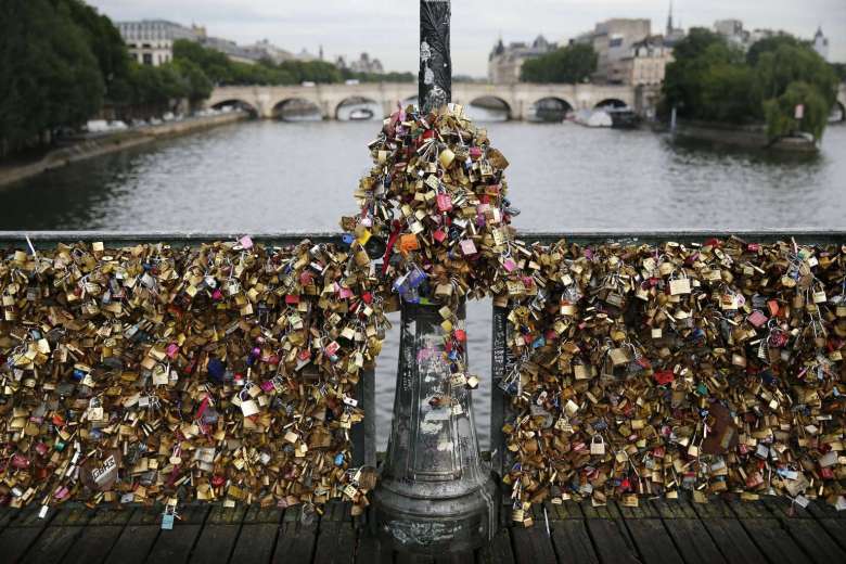 Tradisi lain, memasang gembok cinta dan membuang kuncinya ke Sungai Seine (Foto: Ist)