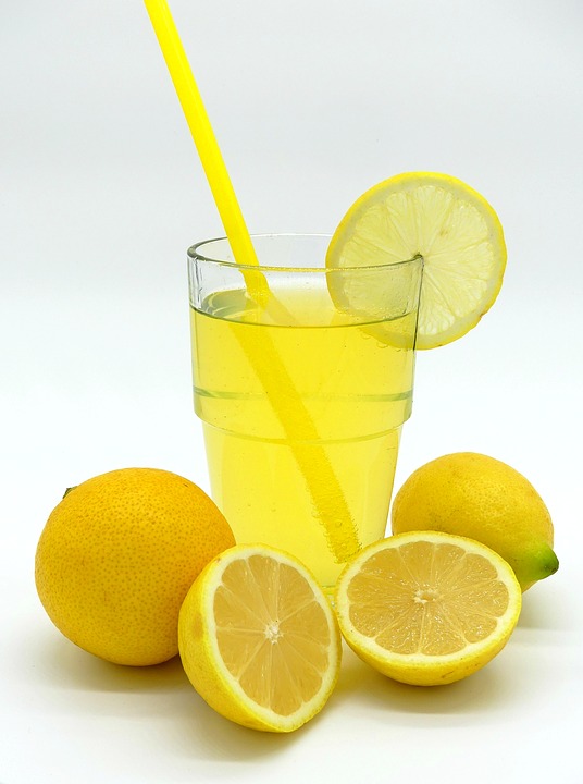 Ingin Kulit Kamu Terlihat Lebih Putih Bersinar? Coba Rutin Minum 7 Jus Buah Ini
