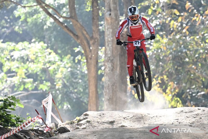 Medali Emas Keenam Datang dari Atlet Balap Sepeda Mountain Bike Rendy Varera