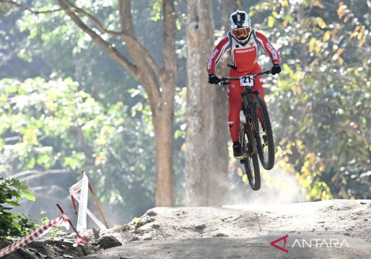 Medali Emas Keenam Datang dari Atlet Balap Sepeda Mountain Bike Rendy Varera