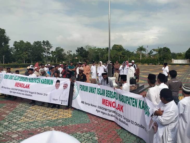 Demo penolakan renovasi gereja di Karimun. (Foto: instagram.com/gerejakatoliksantojoseph)