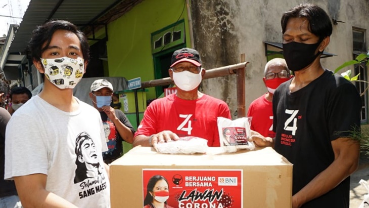 Gibran serahkan bantuan APD dari Puan Maharani untuk warga Solo