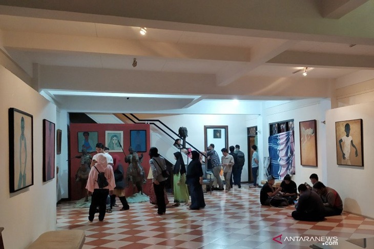 Suasana di Studio Lukis yang menjadi rumah duka Jeihan Sukmantoro di Jalan Padasuka Kota Bandung, Jumat (29/11/2019). (ANTARA/Bagus Ahmad Rizaldi)