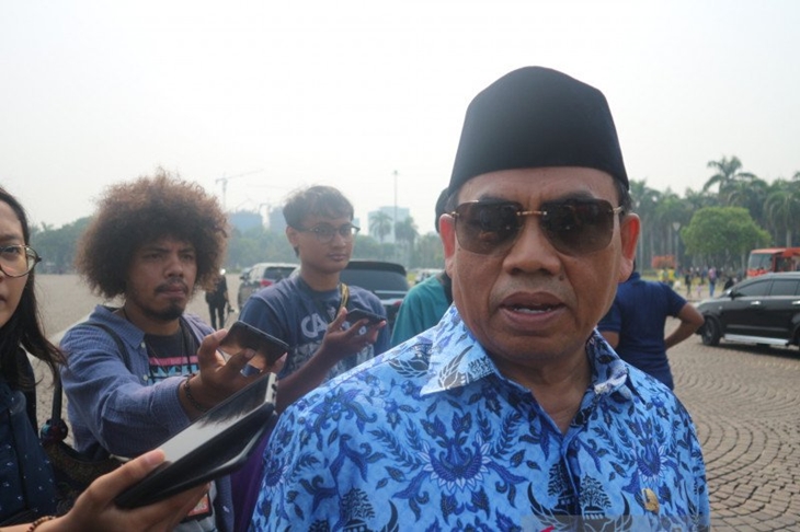 Sekretaris Daerah DKI Jakarta Saefullah memberikan pernyataan pada awak media usai upacara bendera memperingati Hari Pahlawan di Monas, Jakarta, Minggu (10/11/2019). (Antara/Ricky Prayoga)
