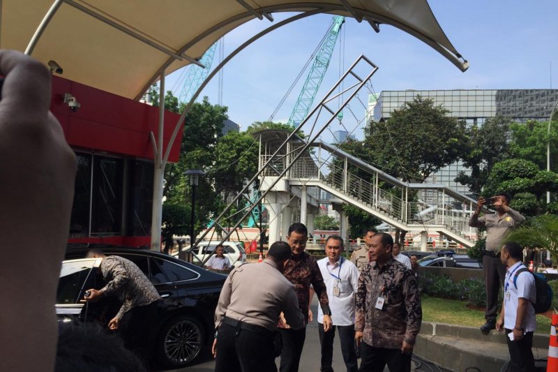 Menteri Sosial (Mensos) Juliari Batubara saat tiba di Gedung KPK, Jakarta, Senin (4-11-2019). ANTARA/Benardy Ferdiansyah