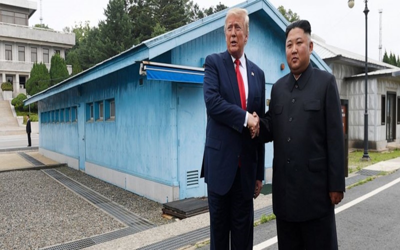Donald Trump Jadi Presiden AS Pertama yang Pijakkan Kakinya di Korea Utara