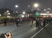   Aksi Depan Gedung DPR, Massa Mahasiswa Blokir Jalan Tol Dalam Kota