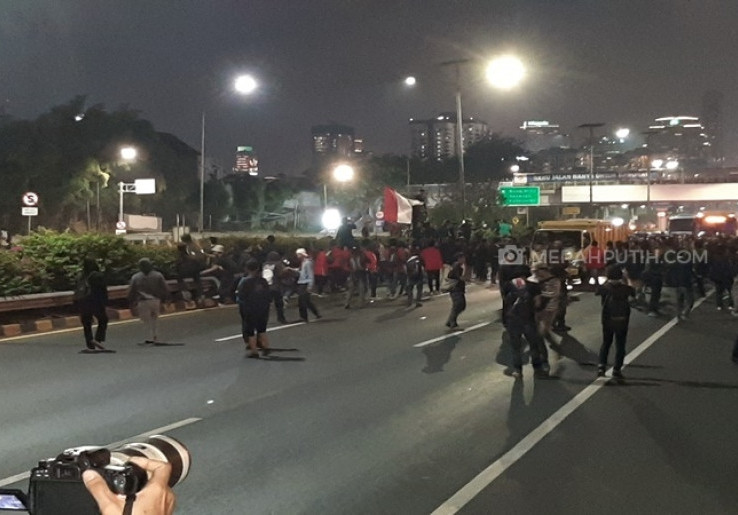   Aksi Depan Gedung DPR, Massa Mahasiswa Blokir Jalan Tol Dalam Kota
