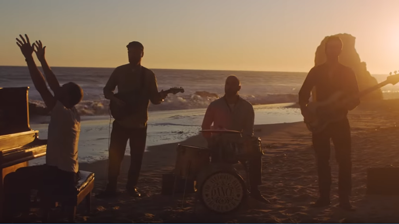 Coldplay Suguhkan Banyak Cinta dalam Video Klip Lagu Everyday Life
