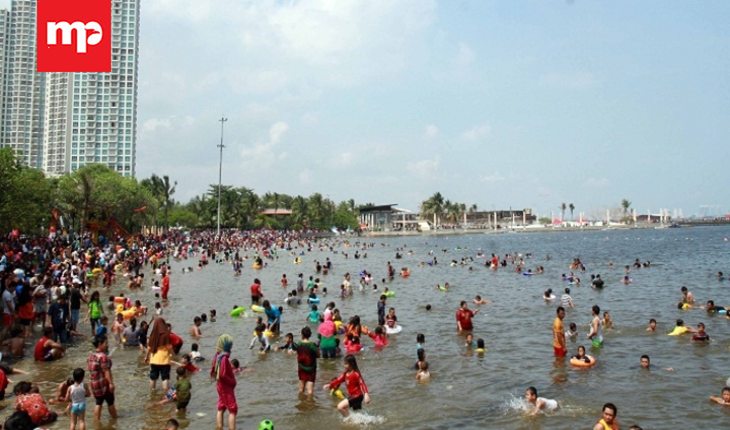 Wisatawan di Pantai Ancol