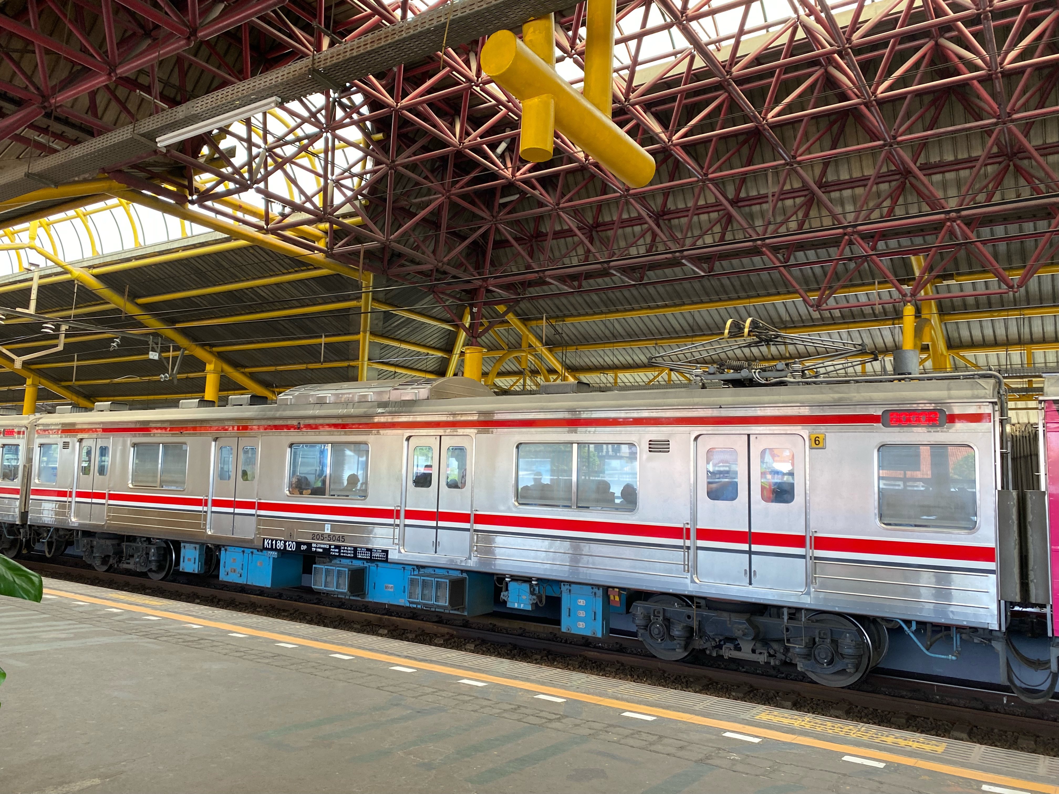 Pengguna KRL Jabodetabek Tembus Setengah Juta Penumpang pada Awal Juni 2024