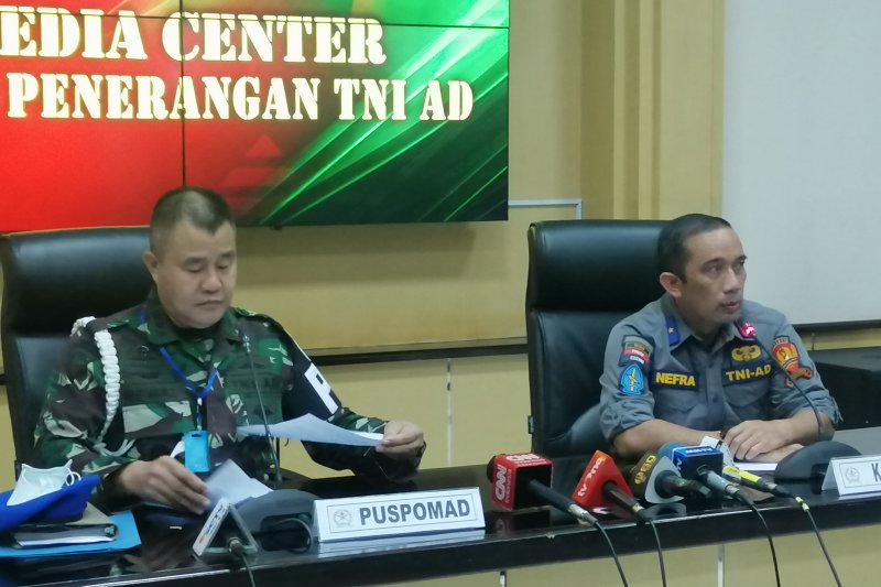 Dirbindik Puspomad Kolonel CPM Kemas A Yani bersama Kadispenad Brigjen TNI Nefra Firdaus saat jumpa pers di Mabesad, Jakarta, Kamis (25/6/2020). (ANTARA/Syaiful Hakim)