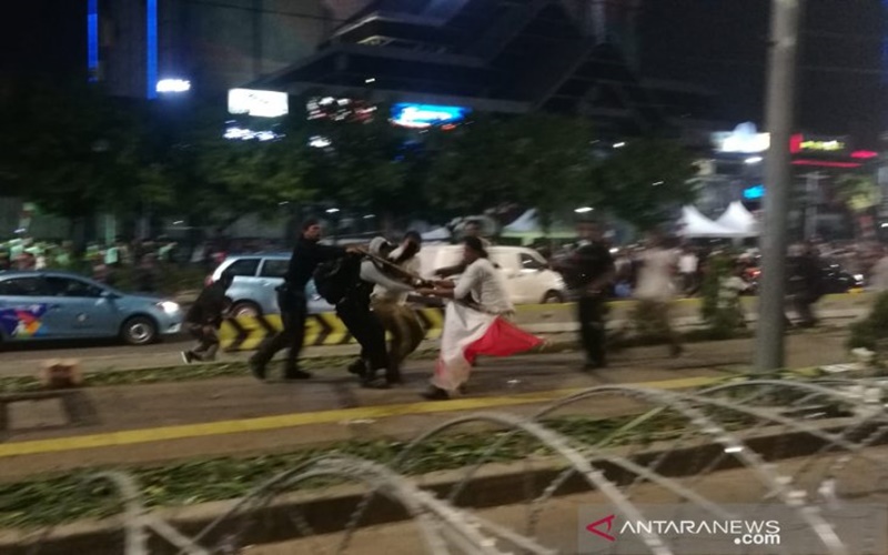 Polisi Tangkap Sejumlah Perusuh yang Terlibat Aksi Anarkistis Depan Bawaslu