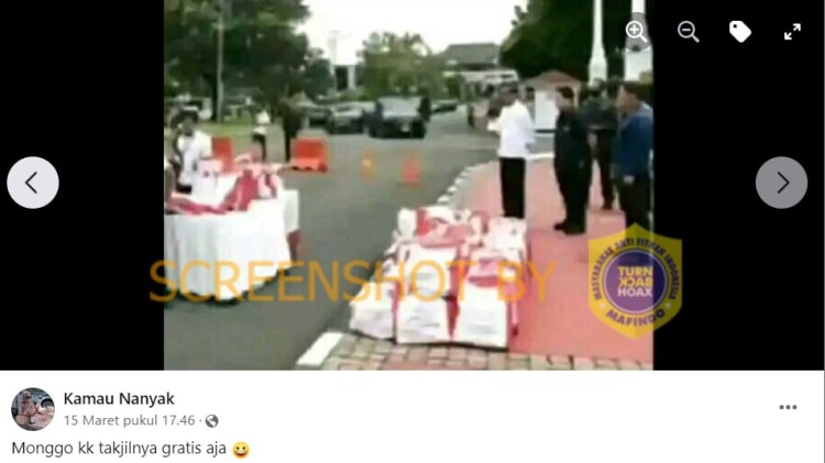 [HOAKS atau FAKTA]: Jokowi Bagi-Bagi Takjil Depan Istana Negara