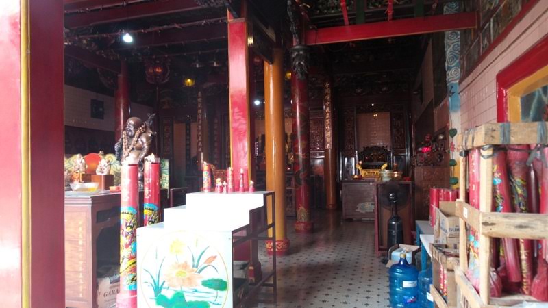 Suasana dalam klenteng Tien Kok Sie