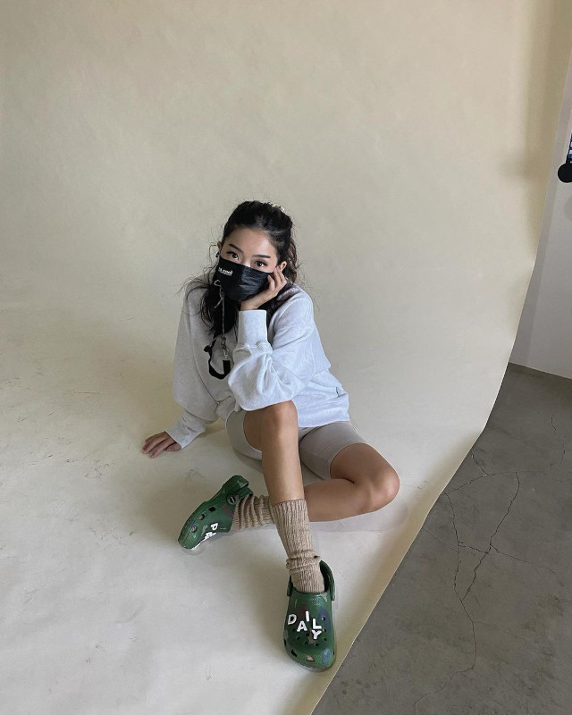 Crocs dengan kaos kaki. (Foto INSTAGRAM/IAMRHEABUE)