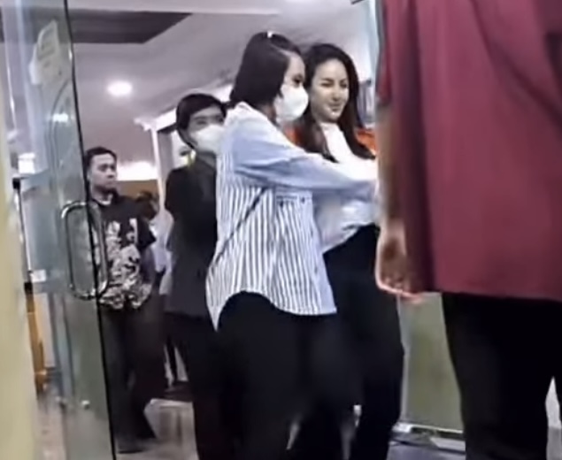Ditahan Polisi, Nikita Mirzani dan Asistennya Umbar Senyum