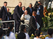 Momen Haru Paus Fransiskus Tiba di Gereja Katedral Jakarta