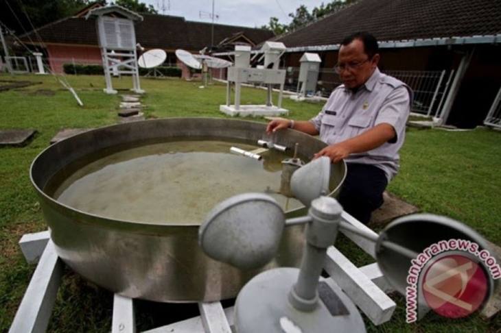 Petugas memeriksa alat Campbell Stokes di kantor Badan Meteorologi Klimatologi dan Geofisika (BMKG) Yogyakarta, Balecatur, Gamping, Sleman, Yogyakarta. ANTARA/BMKG