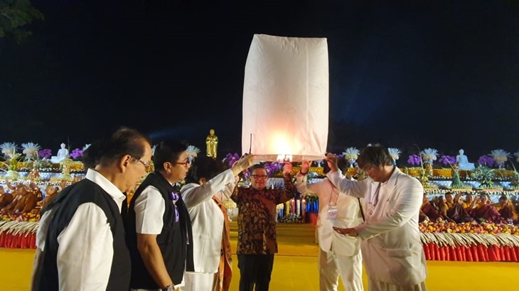 Dihadiri Sekjen PDIP, Ribuan Lampion Waisak Borobudur Bawa Doa untuk Perdamaian Indonesia