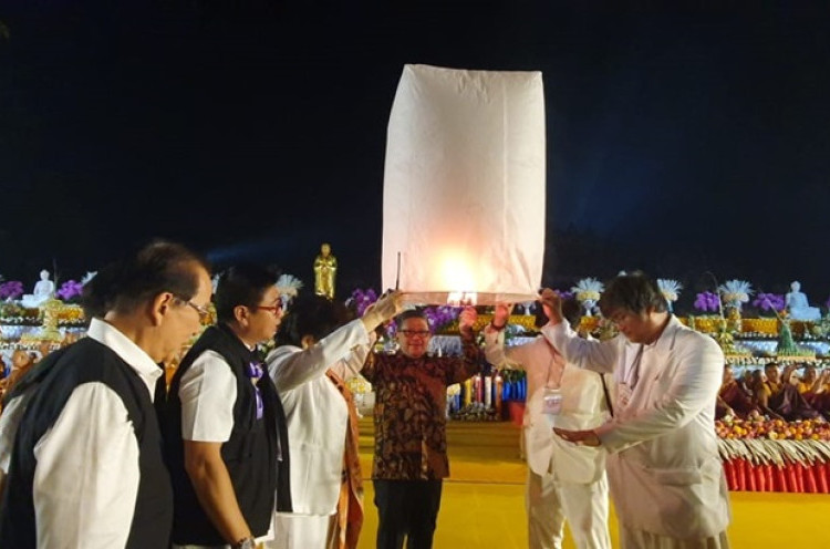 Dihadiri Sekjen PDIP, Ribuan Lampion Waisak Borobudur Bawa Doa untuk Perdamaian Indonesia