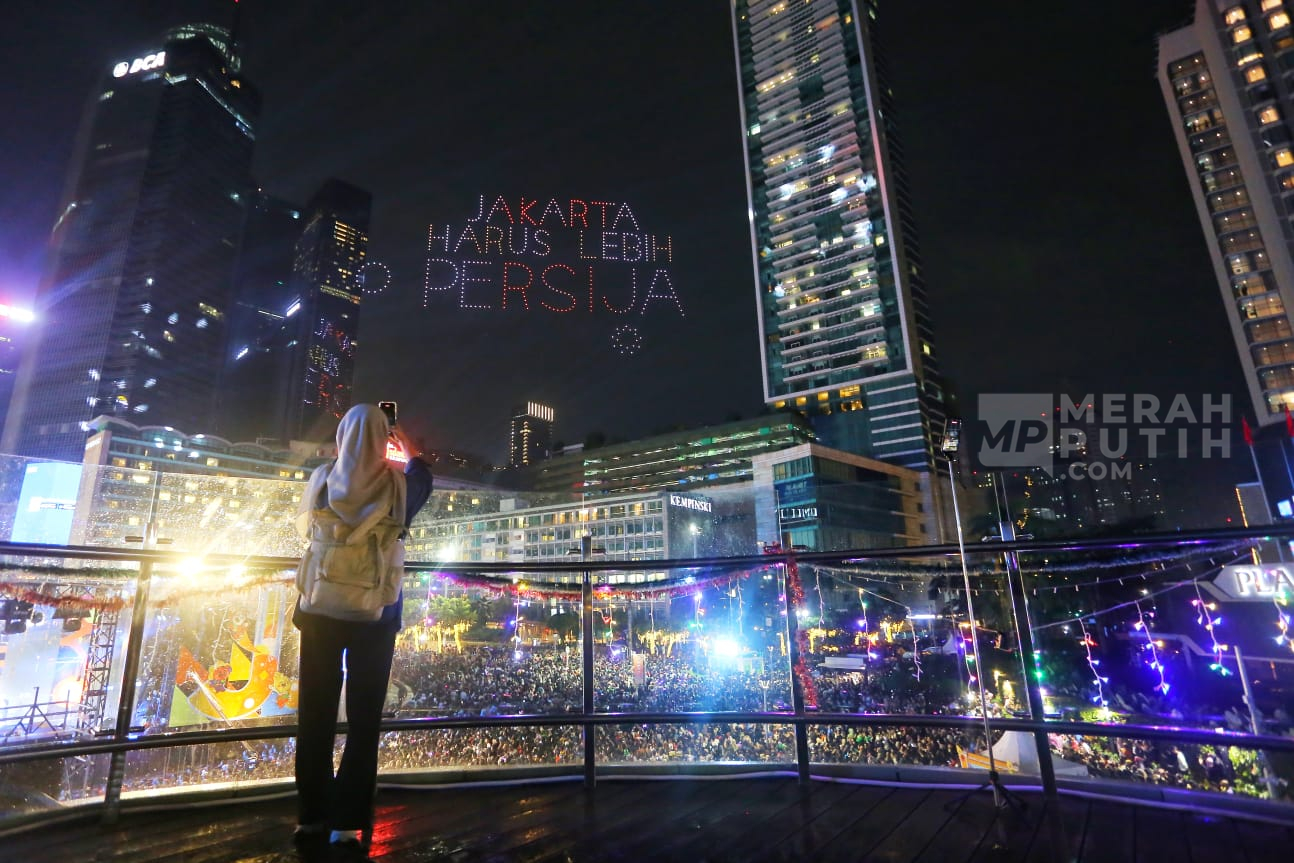 Atraksi Drone Meriahkan Malam Pergantian Tahun Baru 2026 di Bundaran HI Jakarta