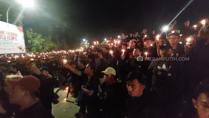 Ribuan suporter klub Liga 1 Persis Solo menggelar aksi solidaritas tragedi Kanjuruhan di Plaza Manahan, Minggu (2/10) malam. (MP/Ismail)