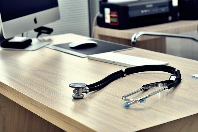 Konsultasi dengan dokter (Foto: Pixabay/orzalaga)