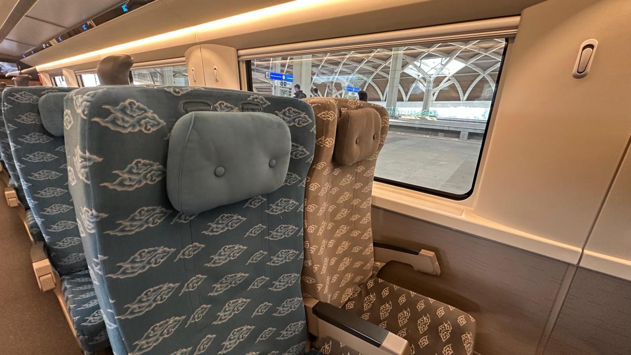 Aduh! Masih Ada Penumpang Lepas dan Bawa Bantal Kepala Kursi Whoosh
