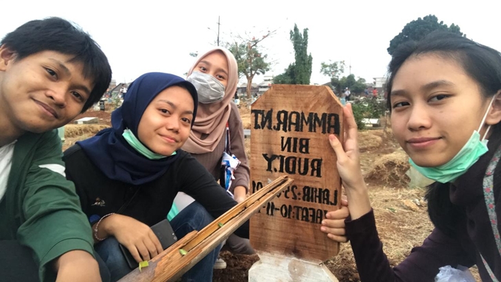 Rekan korban saat bertaziah ke salah satu korban meninggal dunia. (Foto: twitter.com/renimerdk)
