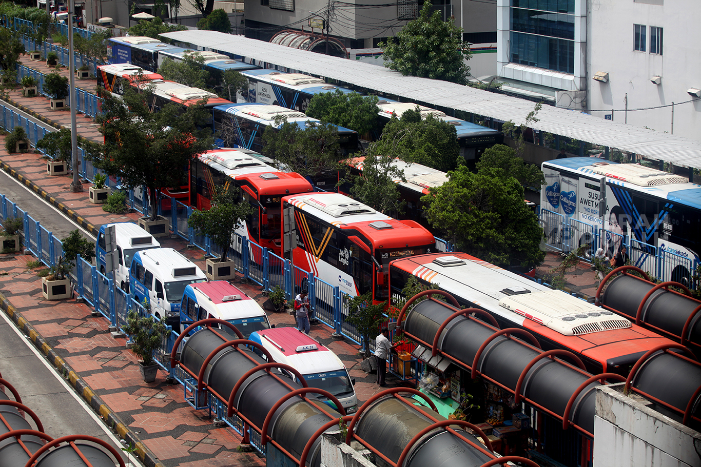Suasana aktivitas penumpang menunggu kedatangan  bus di Terminal Blok-M di Jakarta, Rabu (8/1/2025).