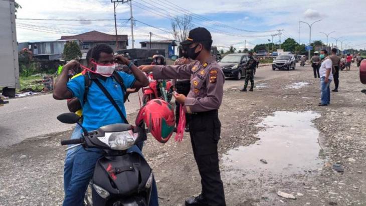 [HOAKS atau FAKTA]: Tidak Memakai Masker, Pengendara Motor dan Mobil Didenda Rp5 Juta