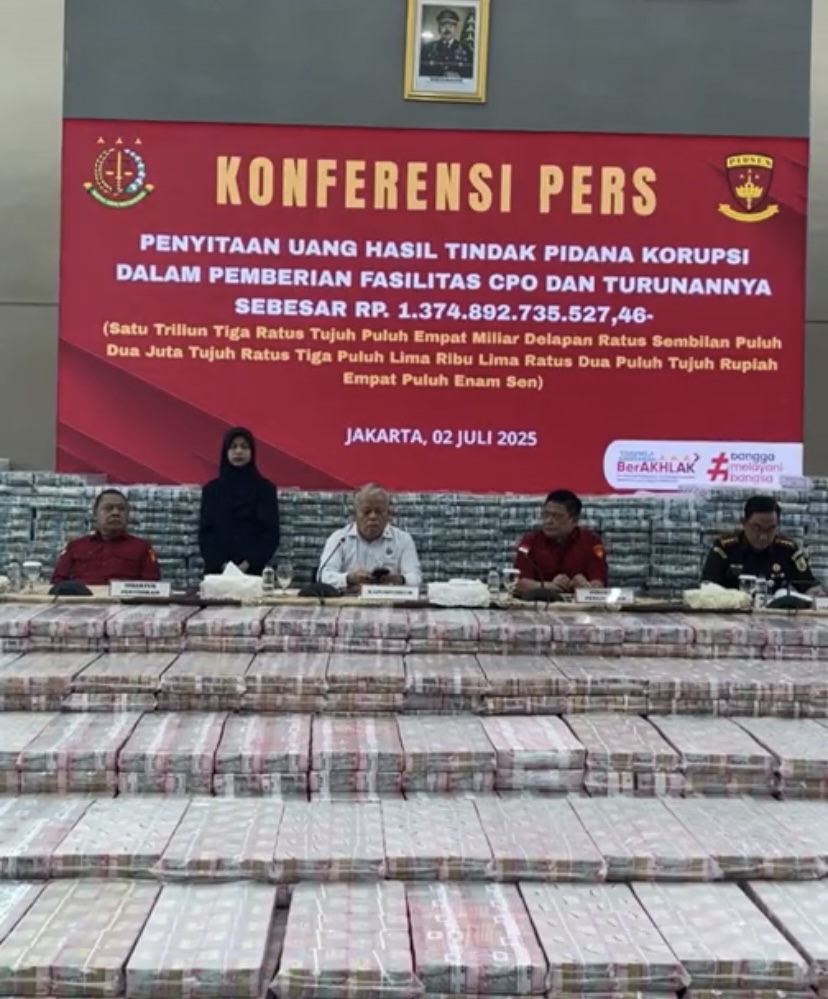 Tumpukan Uang Tunai Berjumlah Triliunan Rupiah ‘Penuhi’ Ruangan Konferensi Pers Kejaksaan Agung, Hasil Sitaan Dugaan Korupsi CPO