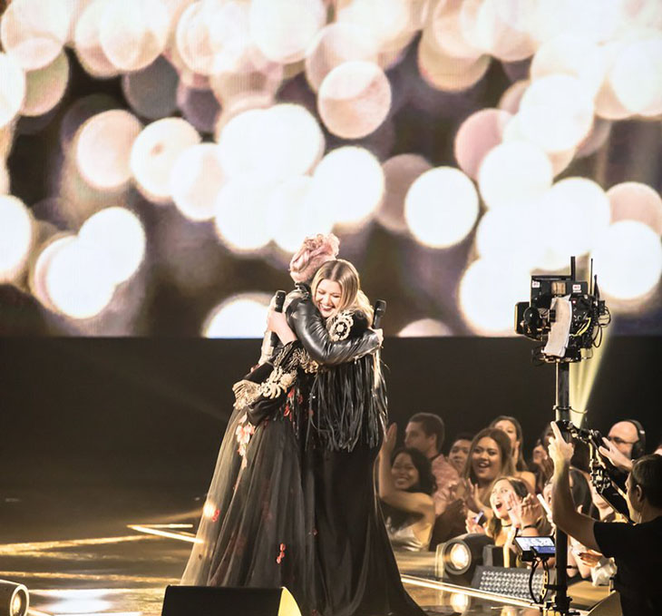Kolaborasi Powerful Pink dan Kelly Clarkson Buka American Music Awards 2017