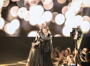 Kolaborasi Powerful Pink dan Kelly Clarkson Buka American Music Awards 2017
