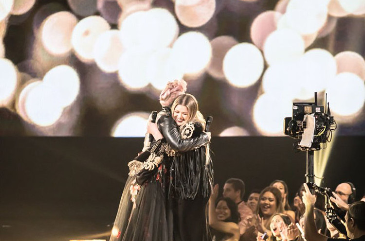 Kolaborasi Powerful Pink dan Kelly Clarkson Buka American Music Awards 2017