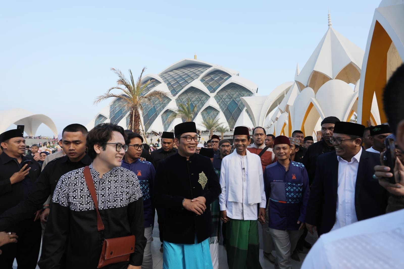 Gubernur Jawa Barat Ridwan Kamil bersama Ustaz Abdul Somad (UAS) saat melaksanakan Salat Subuh Berjamaah dan mengunjungi Galeri Rasulullah SAW di Masjid Raya Al Jabbar, Kota Bandung, Minggu (18/6). Foto: Biro Adpim Jabar