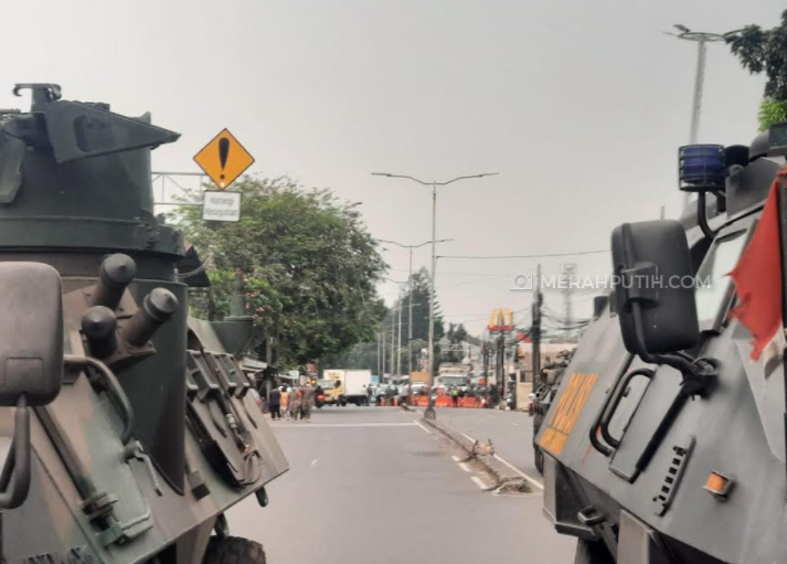Panser TNI Hingga Rantis Dikerahkan Perkuat Titik Penyekatan di Jalan Raya Bogor