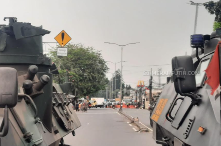 Panser TNI Hingga Rantis Dikerahkan Perkuat Titik Penyekatan di Jalan Raya Bogor