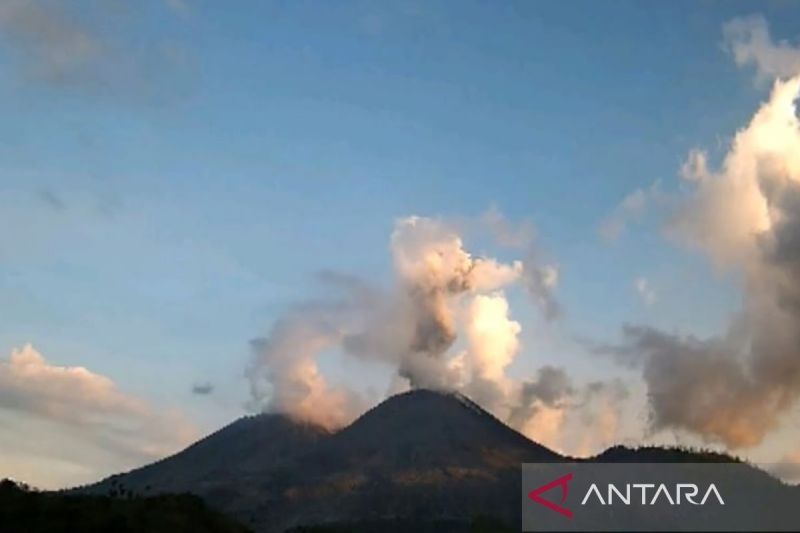 Di Tengah Pemulihan Gempa NTT, Gunung Lewotobi Laki-laki Flores Erupsi 6 Menit Pagi Tadi