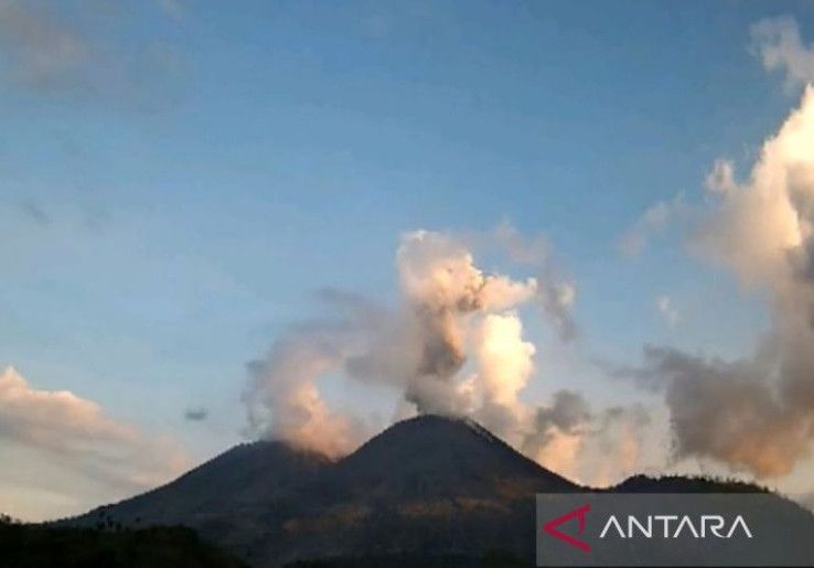 Di Tengah Pemulihan Gempa NTT, Gunung Lewotobi Laki-laki Flores Erupsi 6 Menit Pagi Tadi