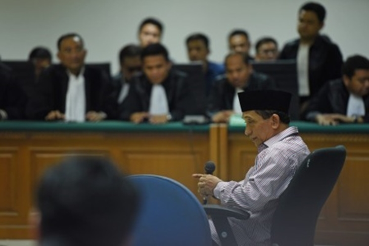 Mendiang Fuad Amin saat menjalani sidang TPPU di Pengadilan (Foto: antaranews)