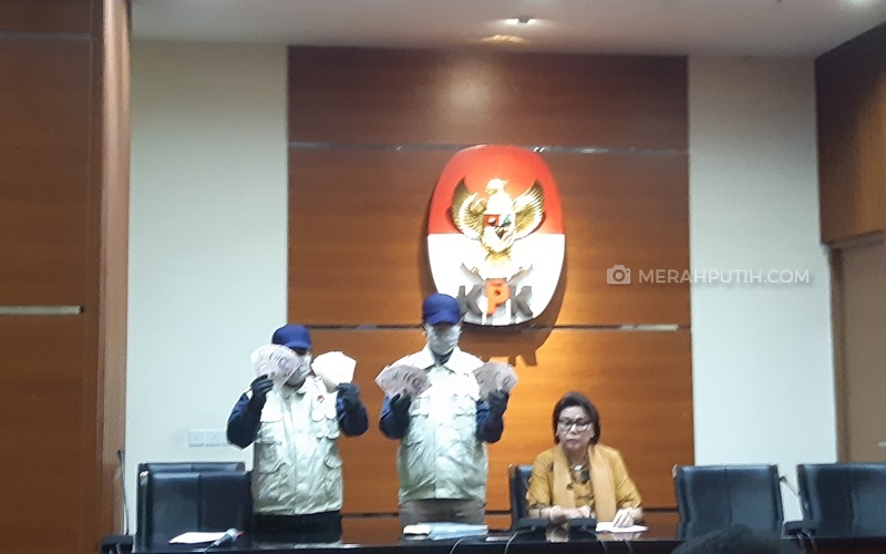 Barang bukti uang dolar singapura dalam OTT Direktur Keuangan PT Angkasa Pura II