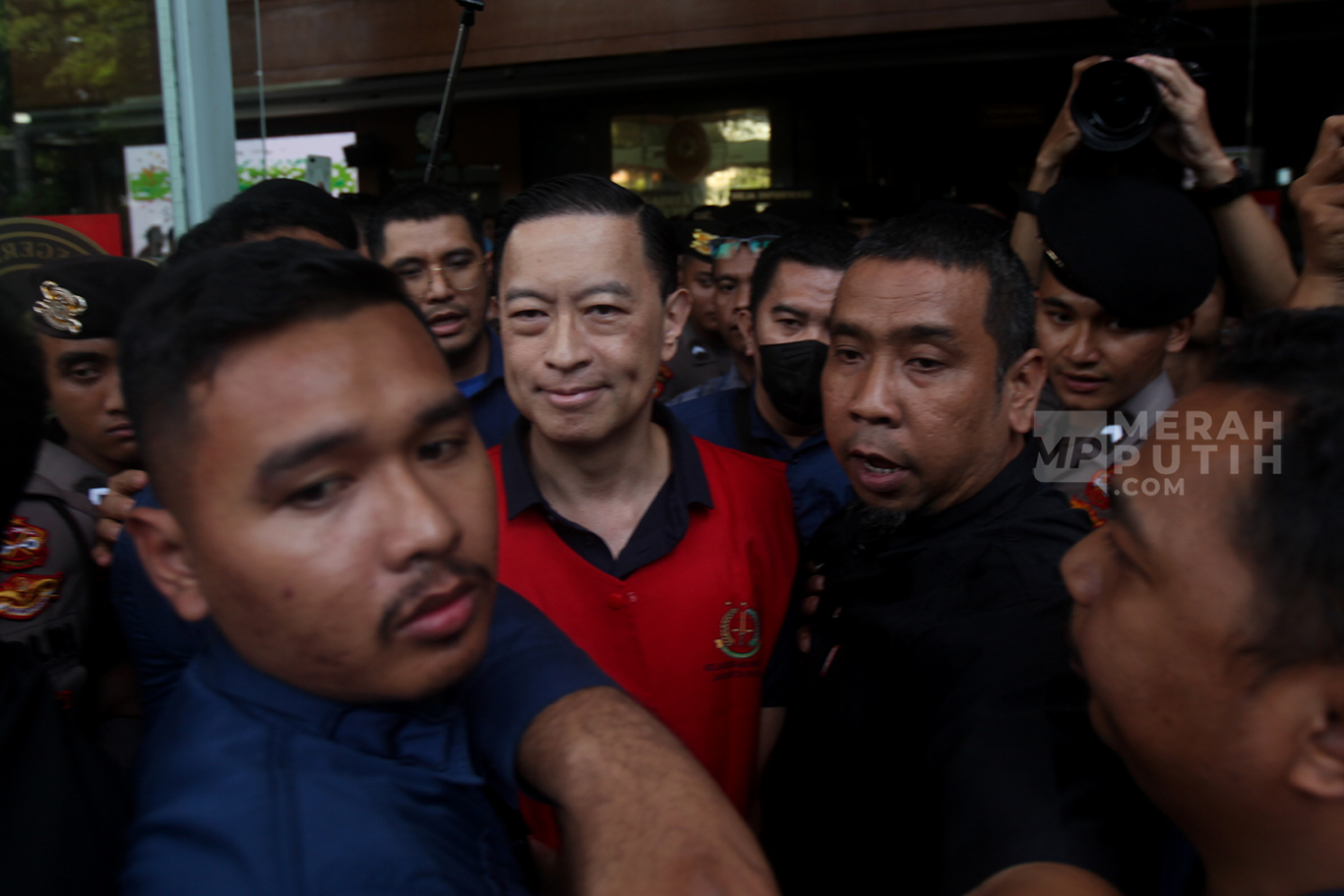 Terdakwa dan Mantan  Menteri Perdagangan (Mendag) Thomas Trikasih Lembong usai mengikuti sidang perdana perkara korupsi impor gula di Pengadilan Tipikor, Jakarta, Kamis (6/2/2025).