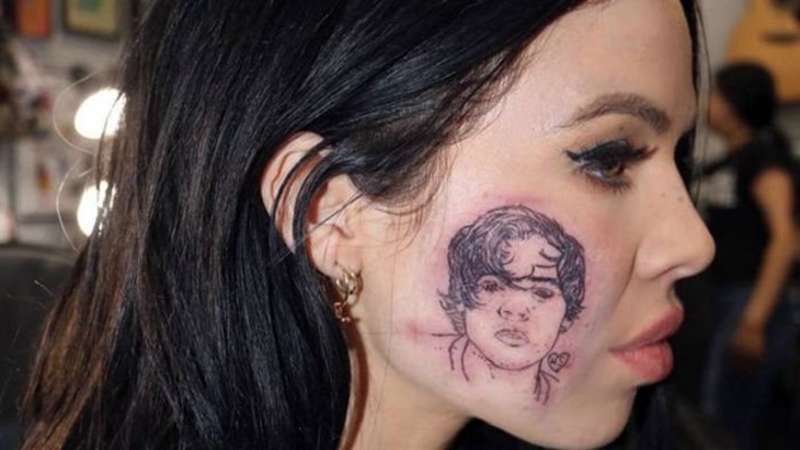 Penyanyi ini Nekat Tato Pipinya dengan Gambar Harry Styles, Alasannya Bikin Elus Dada