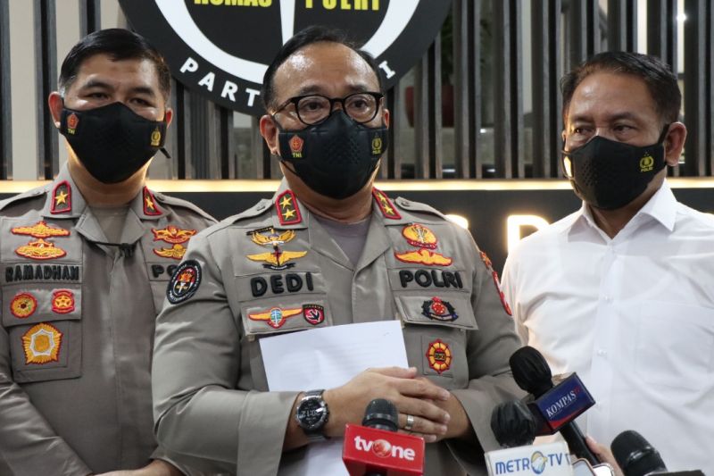 Kepala Divisi Humas Polri Irjen Pol Dedi Prasetyo (tengah) didampingi Direktur Tipikor Bareskrim Polri Brigjen Pol Cahyono Wibowo (kanan) dan Karo Penmas Divisi Humas Polri Brigjen Pol Ahmad Ramadhan, memberikan keterangan pers penghentian kasus dugaan tindak pidana korupsi Nurhayati di Mabes Polri, Jakarta, Selasa (1/3/2022). (ANTARA/HO-Divisi Humas Polri)