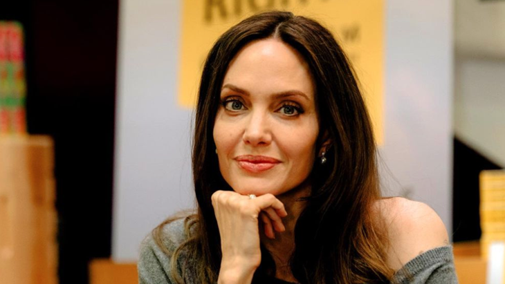 Angelina Jolie Terima Tribute Award dari TIFF