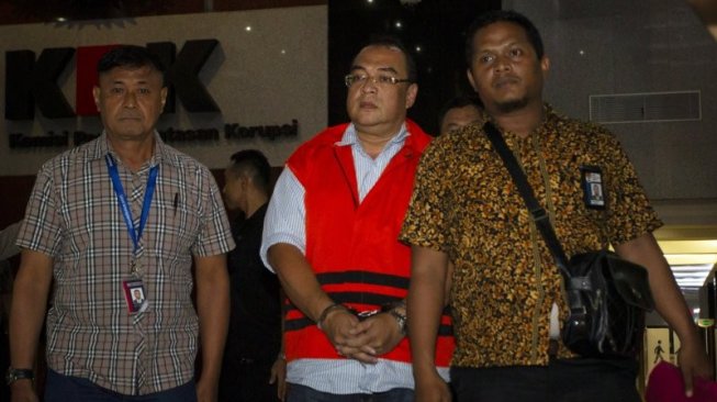 Asisten Bidang Tindak Pidana Umum (Aspidum) Kejaksaan Tinggi (Kejati) DKI Jakarta Agus Winoto mengenakan rompi tahanan seusai menjalani pemeriksaan di gedung KPK, Jakarta, Sabtu (29/6/2019). (ANTARA)