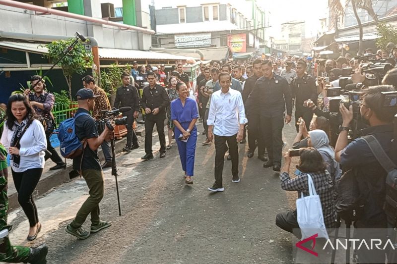 Tinjau Pasar Bali Mester Jatinegara, Jokowi Akui Harga Beras Belum Turun