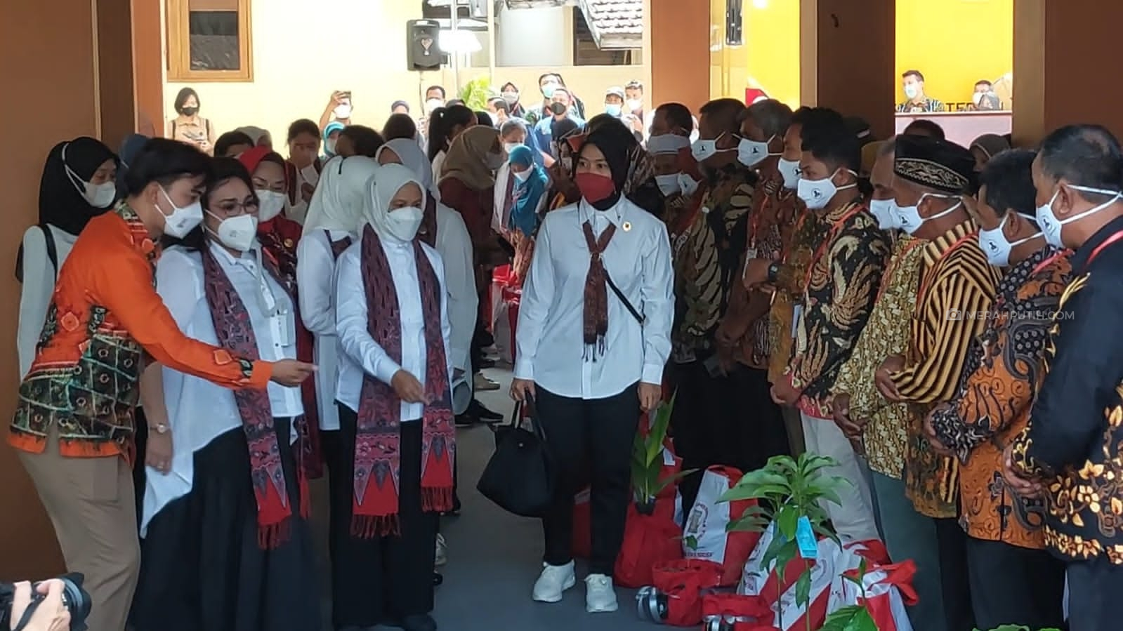 Kunker ke Sragen, Iriana Jokowi Bagikan 550 Paket Sembako ke Warga